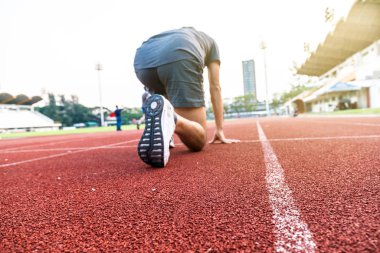 Yarış pisti Stadyumu, Sprinter çalıştırmak ile çalışan adam arka görünüm