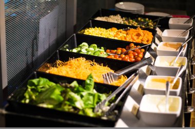 Otelin restoranında renkli taze salata sağlıklı gıda