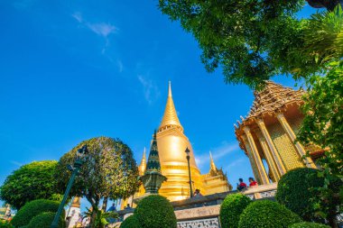 Zümrüt Buda golden pagoda mavi gökyüzü bulut, Tayland seyahat bcakground ile Tapınağı