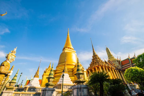 Templo Esmeralda Buddha Pagode Dourado Com Nuvem Azul Céu Tailândia — Fotografia de Stock