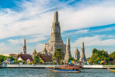 Bangkok, Tayland Chao Praya nehir gezi ile şafak Wat Arun Tapınağı
