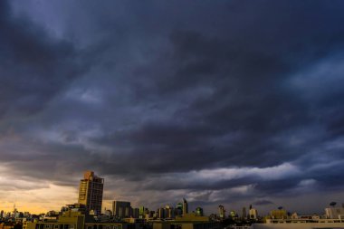 Modern şehir şehir fırtınaya bina, gökdelen üzerinde bulut yağmur