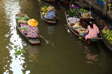 Yüzen Damnoen Saduak Pazar yiyecek ve içecek ürünleri turistik, Tayland ile geleneksel