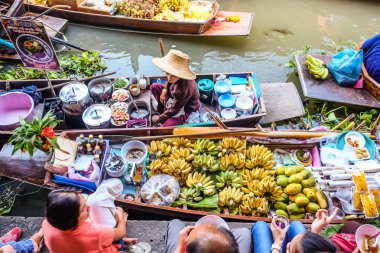 Yüzen Damnoen Saduak Pazar yiyecek ve içecek ürünleri turistik, Tayland ile geleneksel