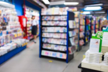 Bulanık kitap mağazası eğitim arka plan, rafta Renkli kitap