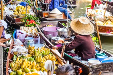 Yüzen Damnoen Saduak Pazar yiyecek ve içecek ürünleri turistik, Tayland ile geleneksel