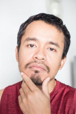 Hipster akıllı bıyık adam beyaz arka plan, Moda kavramı üzerinde gönderme