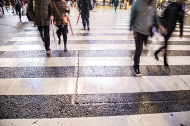 Bulanık insanlar hareket yürüyüş Shibuya üzerinde çapraz yol Tokyo Japonya