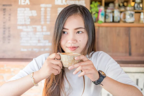 ビンテージ カフェ 美しい女性で熱いラテ アート コーヒーのカップを持つ男性 — ストック写真