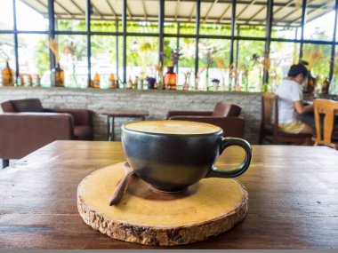 Sıcak latte kahve sanat üzerinde ahşap masa, içki Kupası