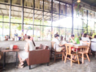 Kahve içme ve kafede konuşurken müşterinin arka plan bulanık grubu