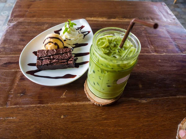 Παγωτό Επιδόρπιο Και Παγωμένο Τσάι Πράσινο Γάλα Ξύλινο Τραπέζι Φαγητό — Φωτογραφία Αρχείου