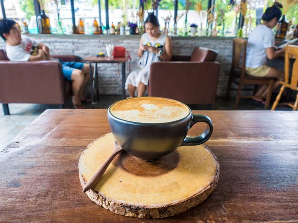 木製のテーブル ドリンクのカップでコーヒー ホットのカフェラテ アート — ストック写真