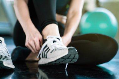 Kadın el Koşu Ayakkabı spor salonunda spor kavram ipe kapatın
