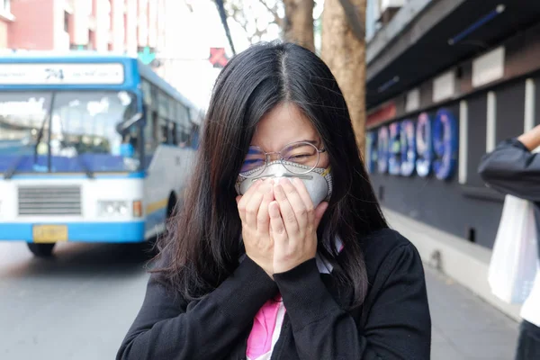 Kadın Sokakta Hava Kirliliği Acı Koruyucu Maske N95 Giyen Şehirde — Stok fotoğraf