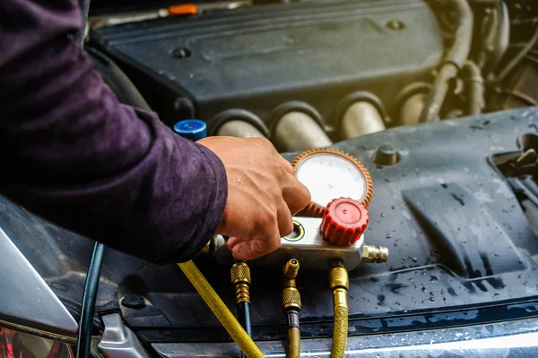 Mekaniker Kontrol Lera Bil Luftkonditionerings System Garaget Fixa Bil Luft — Stockfoto