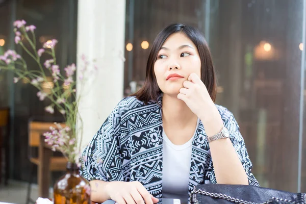 Hermosas Mujeres Sonrientes Sentadas Café Arte Mujeres Negocios —  Fotos de Stock