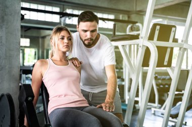 Sağlıklı yaşam tarzı çift ağırlık eğitim spor salonunda, Kafkas çift egzersiz