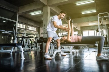 Sağlıklı yaşam tarzı çift ağırlık eğitim spor salonunda, Kafkas çift egzersiz
