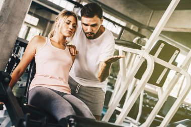 Sağlıklı yaşam tarzı çift ağırlık eğitim spor salonunda, Kafkas çift egzersiz