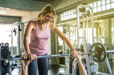 Sağlıklı yaşam tarzı çift ağırlık eğitim spor salonunda, Kafkas çift egzersiz
