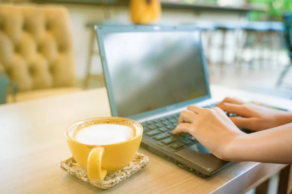 Femeile Tastează Manual Laptop Ceașcă Ecran Alb Cafea Latte — Fotografie, imagine de stoc