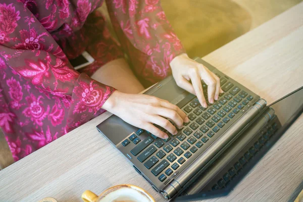 Kadın Ile Fincan Sütlü Kahve Boş Ekran Laptop Yazarak — Stok fotoğraf