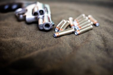 .357 magnum revolver paslanmaz çelik el silah kumaş arka plan üzerinde