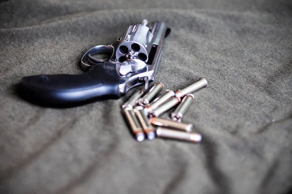 357 Magnum Revolver Edelstahl Handfeuerwaffe Auf Stoffhintergrund — Stockfoto