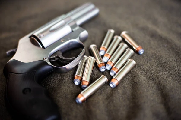357 Revólver Magnum Pistola Mano Acero Inoxidable Sobre Fondo Tela — Foto de Stock