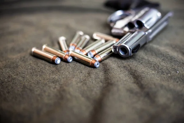 357 Magnum Revolver Edelstahl Handfeuerwaffe Auf Stoffhintergrund — Stockfoto
