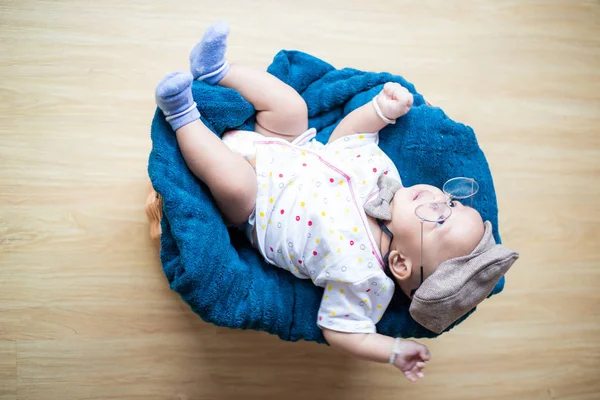 Adorabile Occhiali Bambino Bambino Sdraiato Sulla Coperta Nel Cestino Legno — Foto Stock