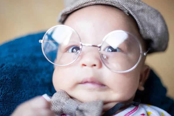 Adorabile Occhiali Bambino Bambino Sdraiato Sulla Coperta Nel Cestino Legno — Foto Stock