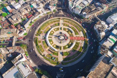 Sabah şehir binası ile havadan görünüm dairesel intersceation ulaşım yolu