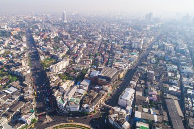 Sabah şehir binası ile havadan görünüm dairesel intersceation ulaşım yolu