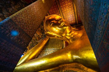 Wat Pho Budist tapınağı Bangkok Tayland 'ın içinde uzanan altın heykel