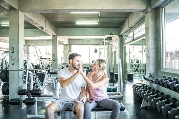 Caucásico Deportivo Pareja Entrenamiento Peso Entrenamiento Animar Juntos Gimnasio —  Fotos de Stock