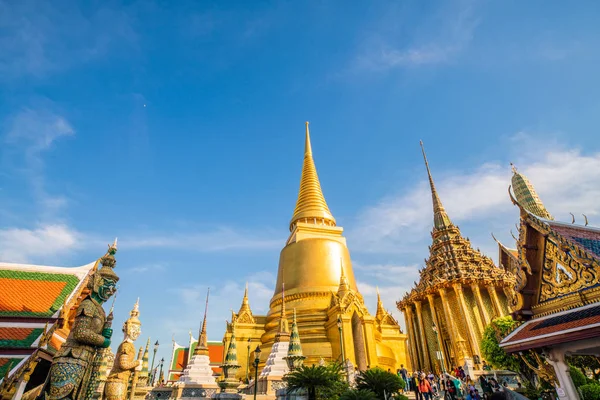 Templo Buddha Esmeralda Con Nubes Cielo Azul Turismo Bangkok Tailandia —  Fotos de Stock