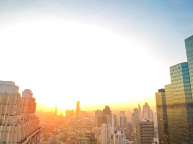 Bangkok modern ofis şehir binası havadan görünümü renkli gündoğumu, Downtown gündoğumu gökyüzü