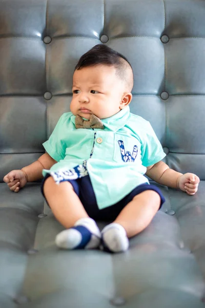 Menino Infantil Sentado Sofá Vintage Com Traje Homem Velho — Fotografia de Stock