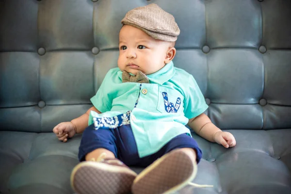 Menino Infantil Sentado Sofá Vintage Com Traje Homem Velho — Fotografia de Stock