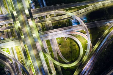 Şehir trafik kavşağı yol havadan görünümünde araç ışık hareketi acele saat
