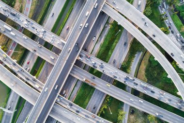 Görünüm kavşak şehir ulaşım yol araç hareket aşağı hava bakmak