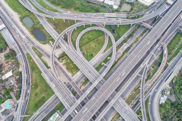 Luchtfoto stad vervoer snijpunt weg auto verkeer — Stockfoto