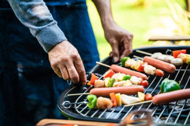 Bahçede et Barbekü ızgara parti çeşitli tür