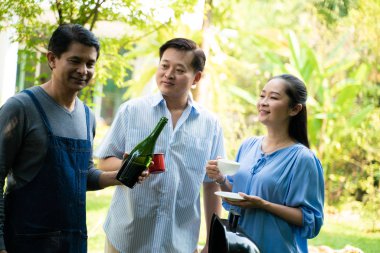 Grup bu Asya kıdemli erken emeklilik parti içinde yeşil park geçmek