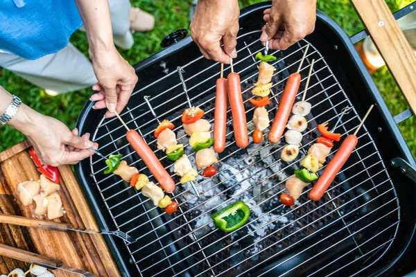 Grill grillowany party różnego rodzaju mięsa w ogrodzie — Zdjęcie stockowe