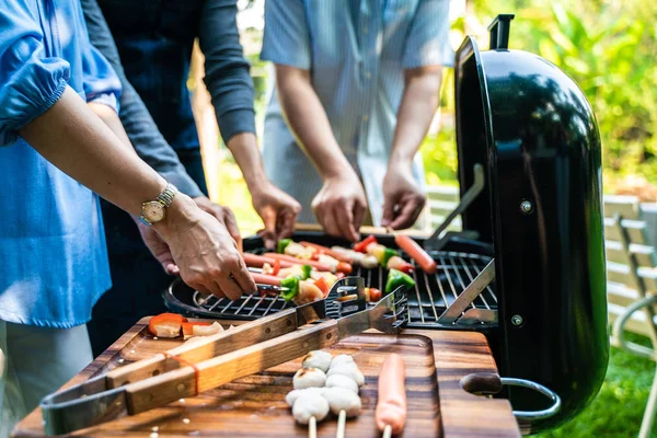 Churrasco festa grelhada vários tipos de carne no jardim — Fotografia de Stock