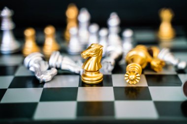Strateji ve compe tahta planı oyunu altın ve gümüş satranç