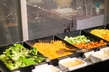 Renkli taze salata bar sağlıklı gıda